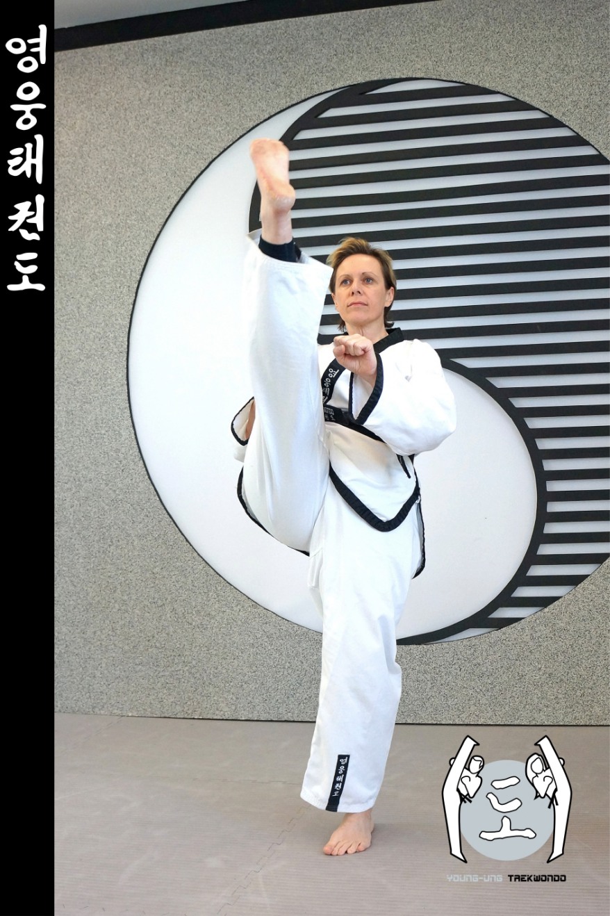 Frau im Taekwondo Kampfanzug mit Schwarzgurt