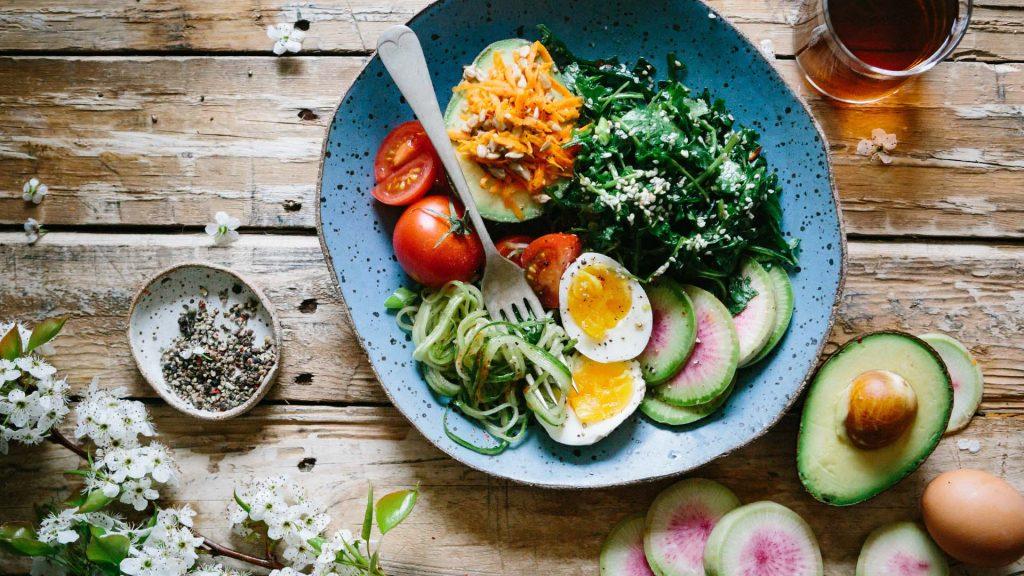 gesunde Ernährung vegetarisches essen in einer blauen Schüssel