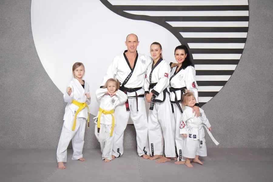 Familienvater: Dr. Andreas Held und seine liebevolle Familie Posieren für ein Foto ein einem Taekwondo Dojang