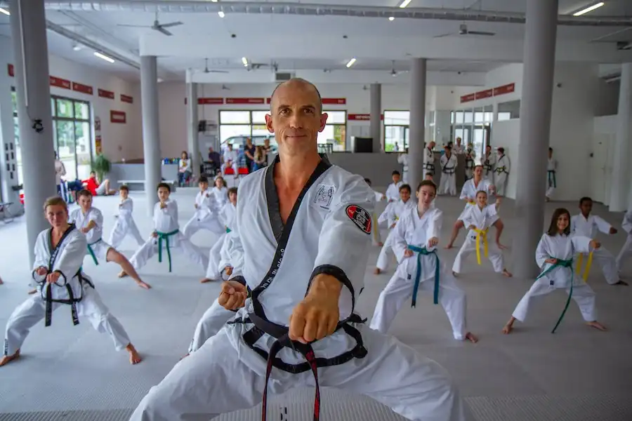 Taekwondo unterricht: Dr. Andreas Held trainiert schüler