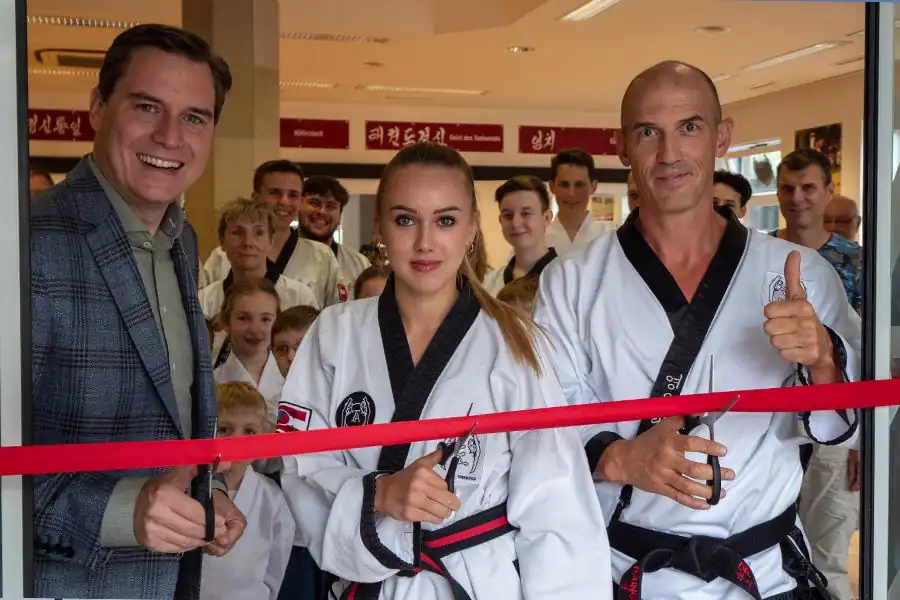Neuer Start: Dr. Andreas Held und eine Trainerin eröffnen einen neuen Taekwondo Standort