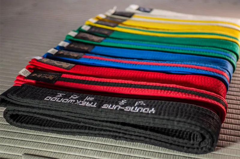 Eingedeckt in Farbe: Alle verschiedenen Taekwondo Gürtel auf einmal zu sehen