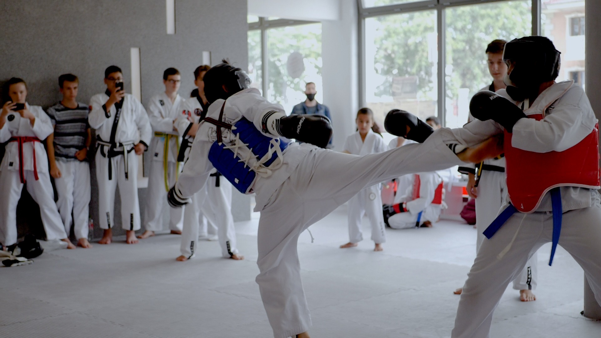 YU Fight: Ein Taekwondo Schüler mit Schutzausrüstung kämpft