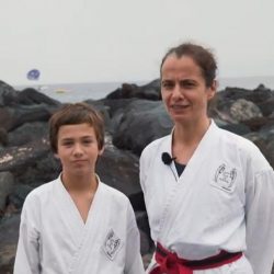 Portrait-Foto einer Mutter und ihres Sohnes im Kampfanzug als Testimonials für unsere Taekwondo Kurse für Familien.